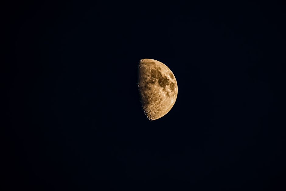 夜空に浮かぶ月