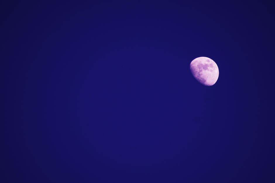 夜空に浮かぶ月