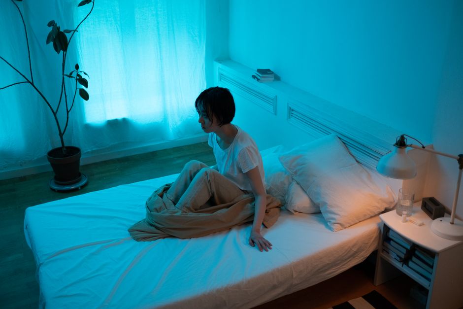 夜に物思いにふける女性