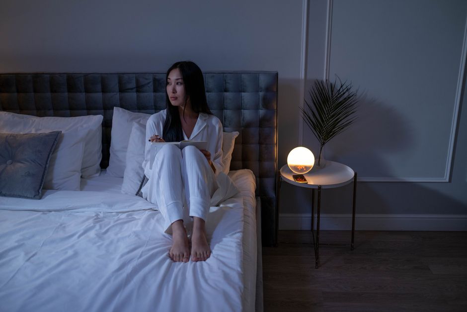 夜に物思いにふける女性