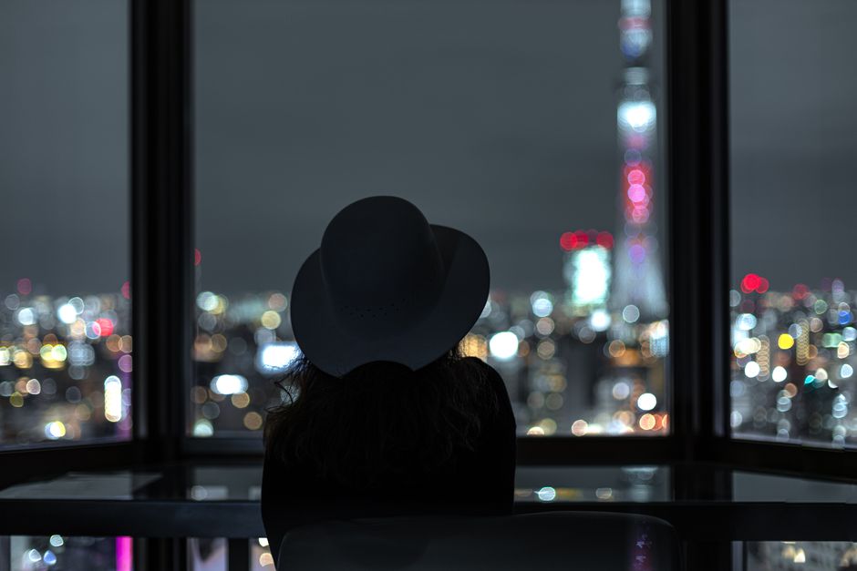 夜に物思いにふける女性