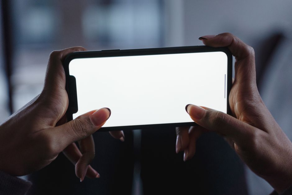 スマートフォンを両手で持つ様子