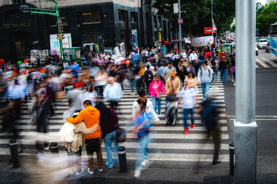 人が行き交う街の交差点