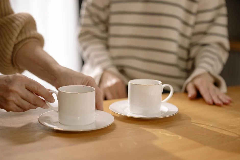 テーブルに置かれた二つのコーヒーカップ