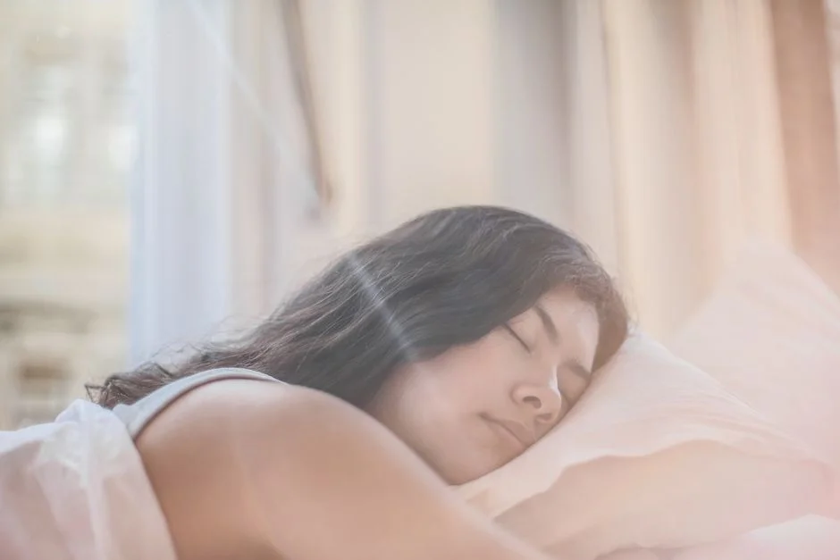 やわらかな朝の光の中で眠る女性