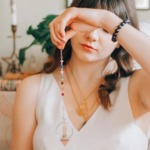 引き寄せを試している女性の画像