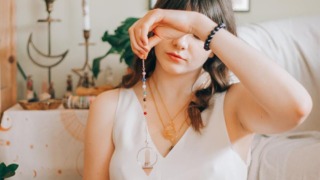 引き寄せを試している女性の画像