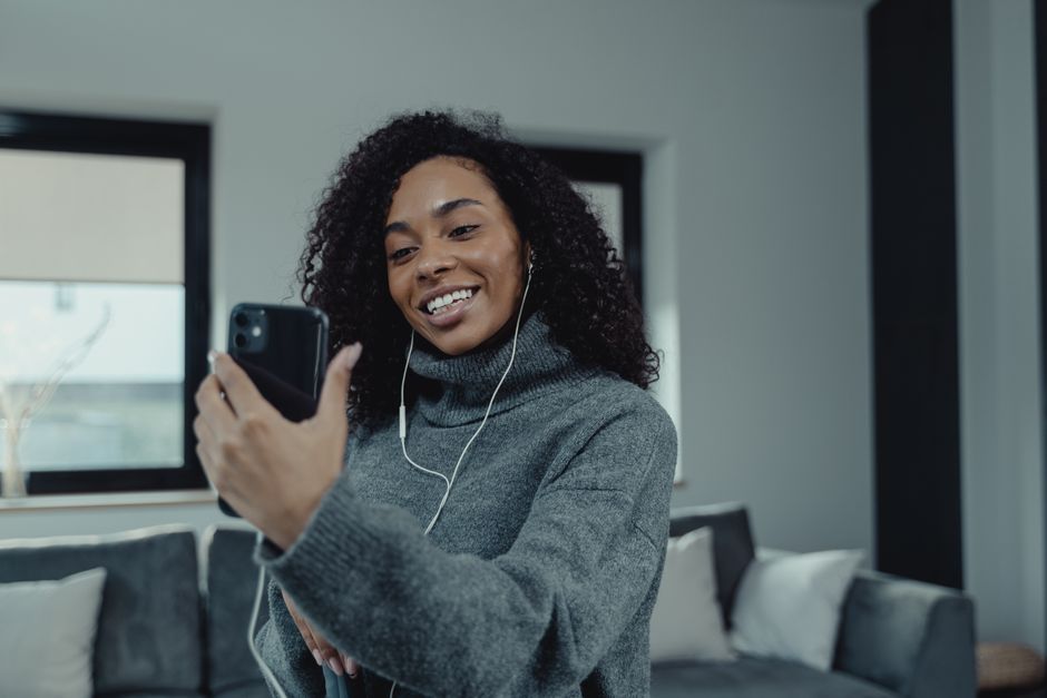 スマートフォンでビデオ通話をする女性