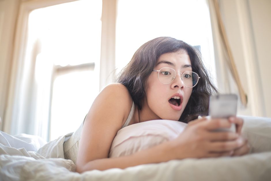 ブロックに気づき衝撃を受ける女性