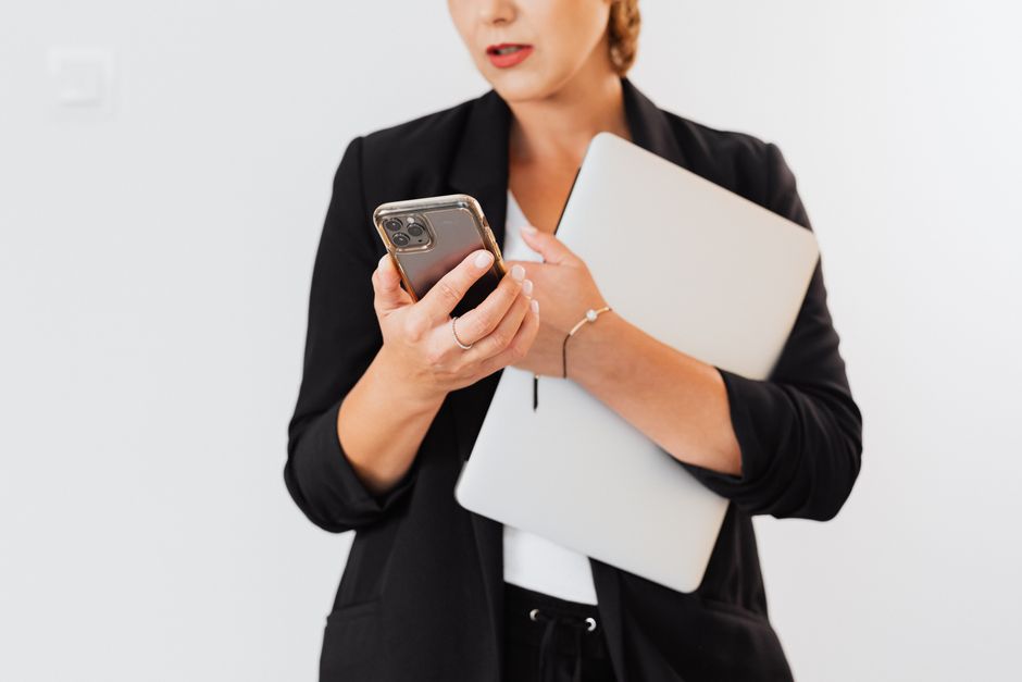 スマートフォンを手に連絡を迷う様子