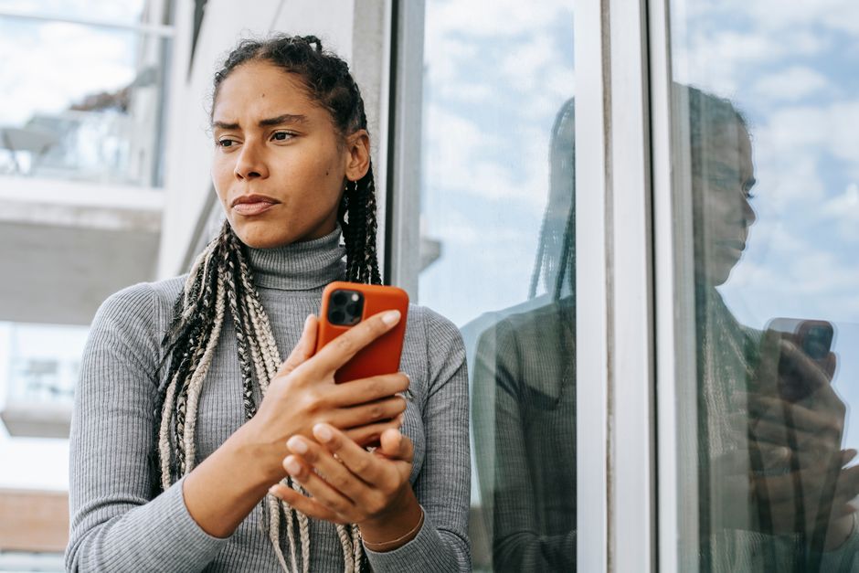 スマートフォンを見て真剣な表情の女性