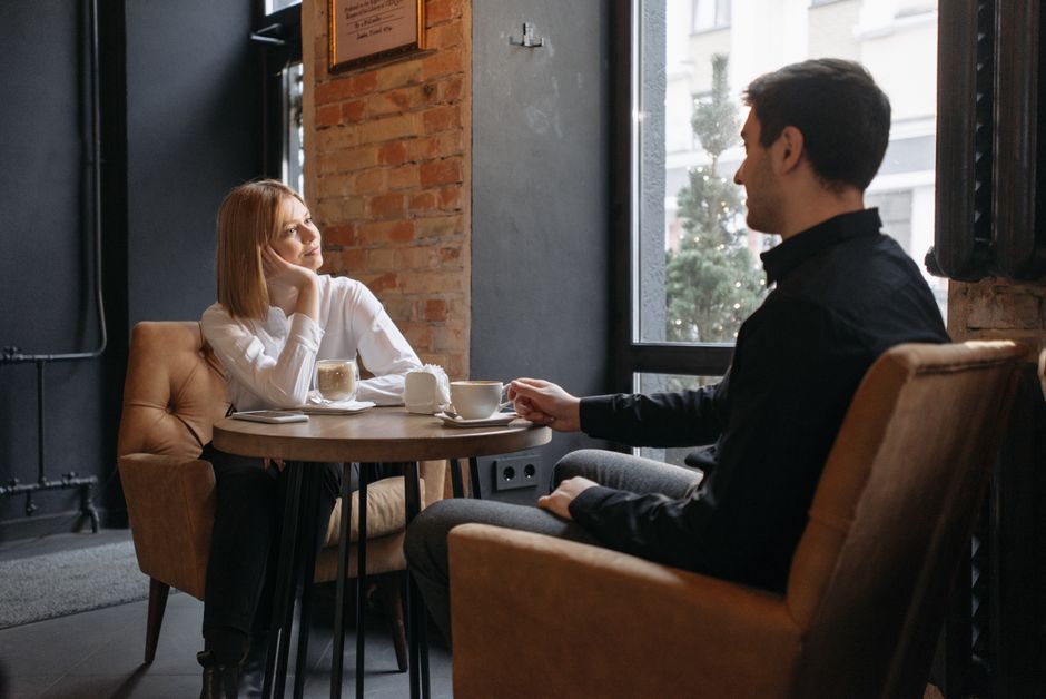 元彼と向き合って話し合う様子