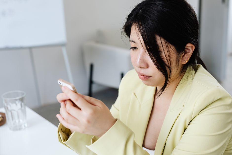 スマホを見つめて相手からの連絡を待つ女性