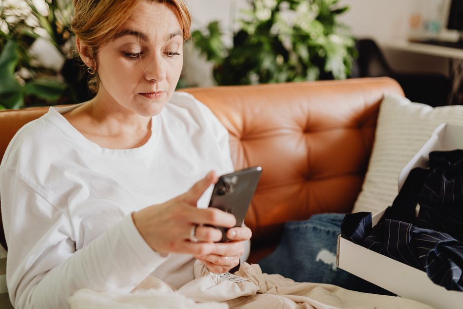 スマホで口コミを確認する女性