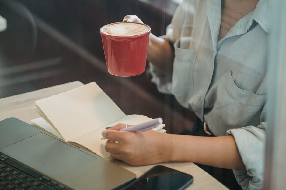前向きな表情でノートに書き込む女性
