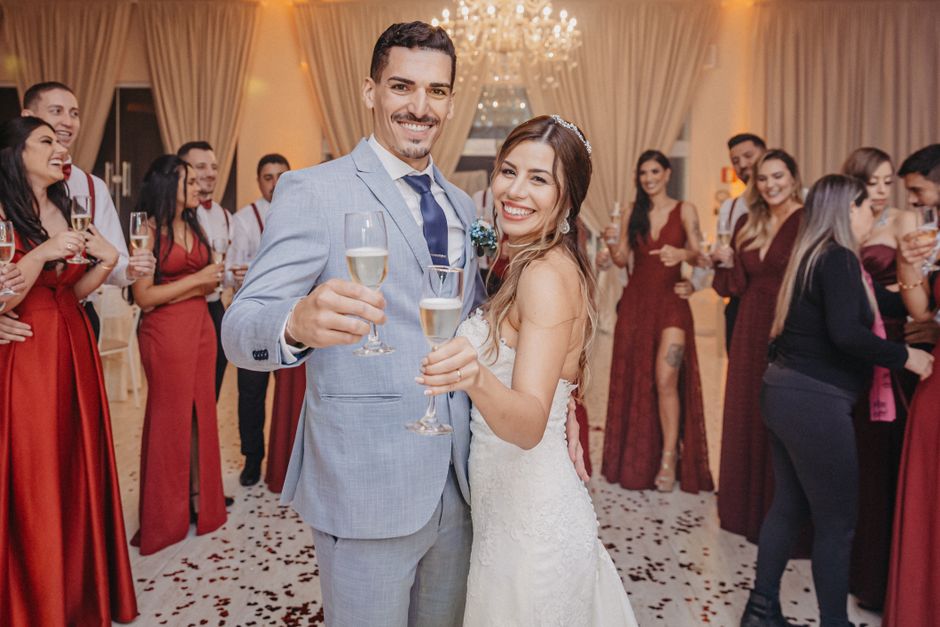 結婚式で祝福されるカップルとゲストたち
