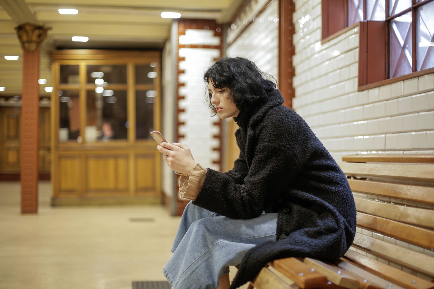 スマートフォンを静かに見つめる女性