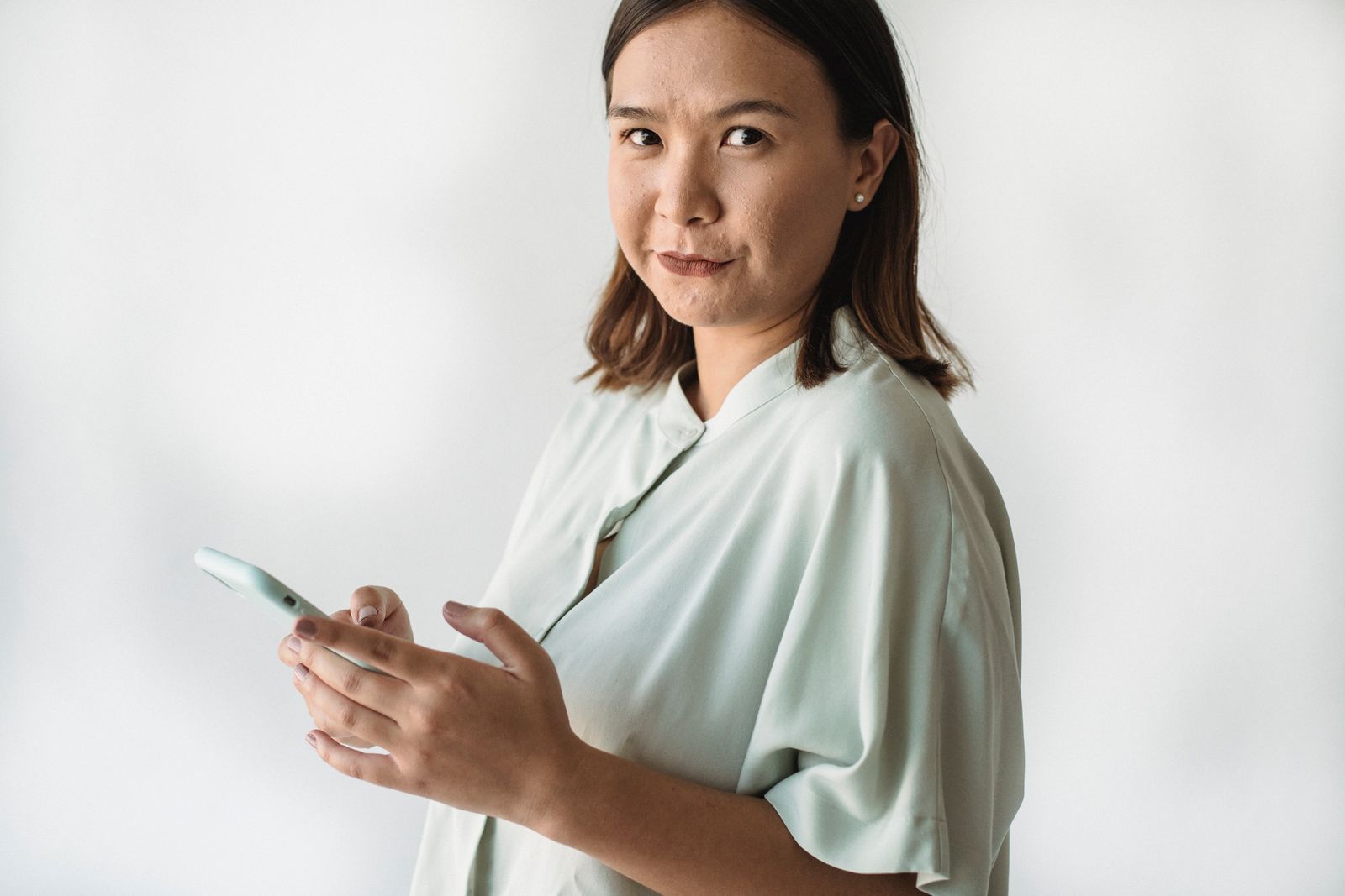 スマホを見つめる女性