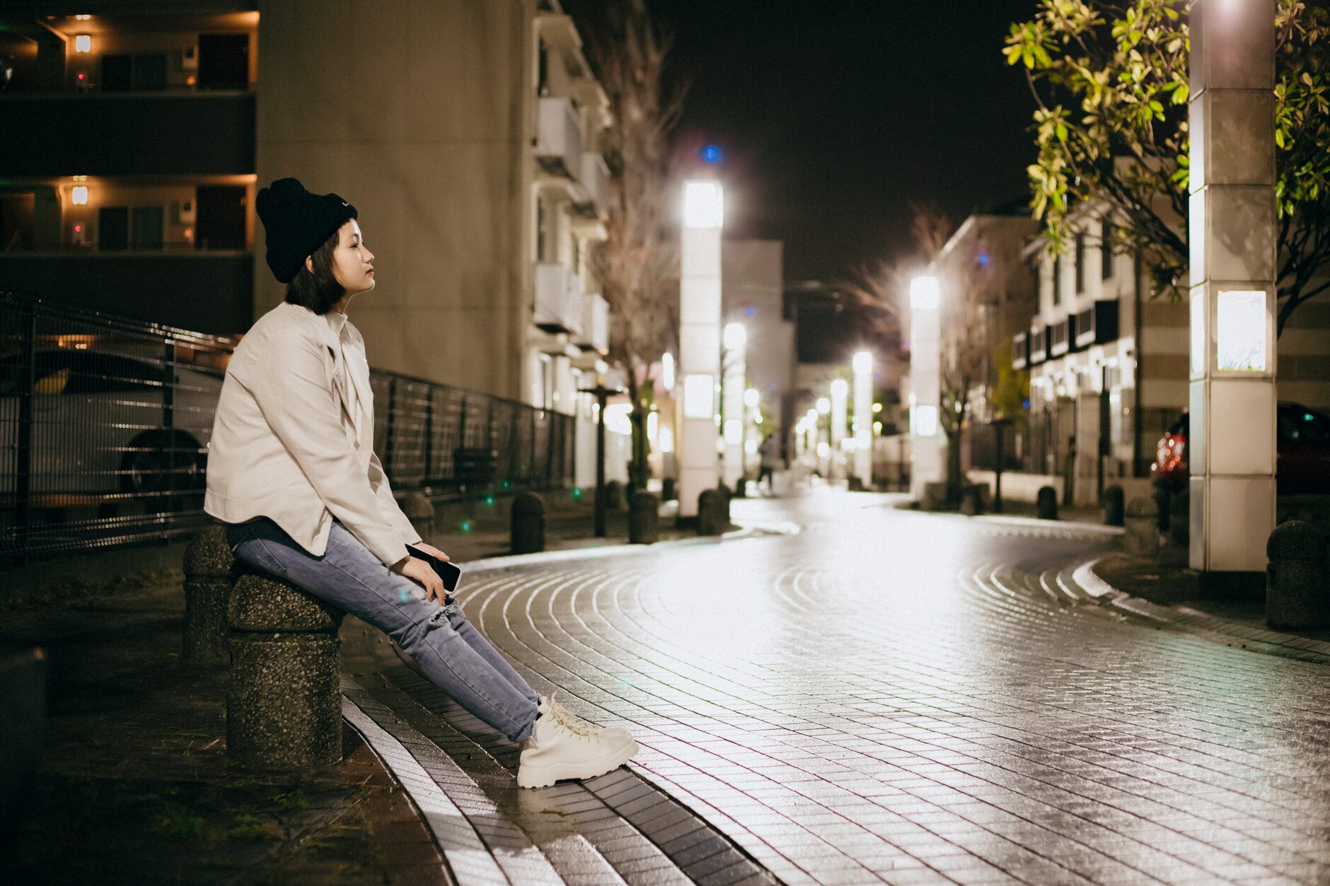 冷却期間中に考える女性のイメージ