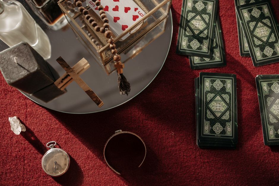 テーブルに並べられたタロットカード