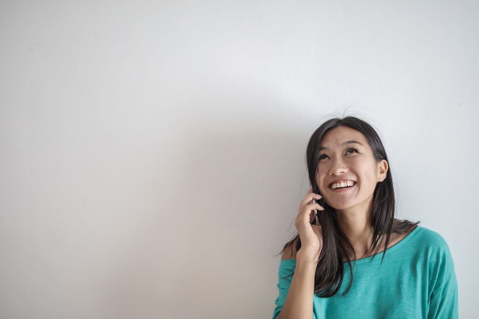 嬉しそうに電話で話す女性
