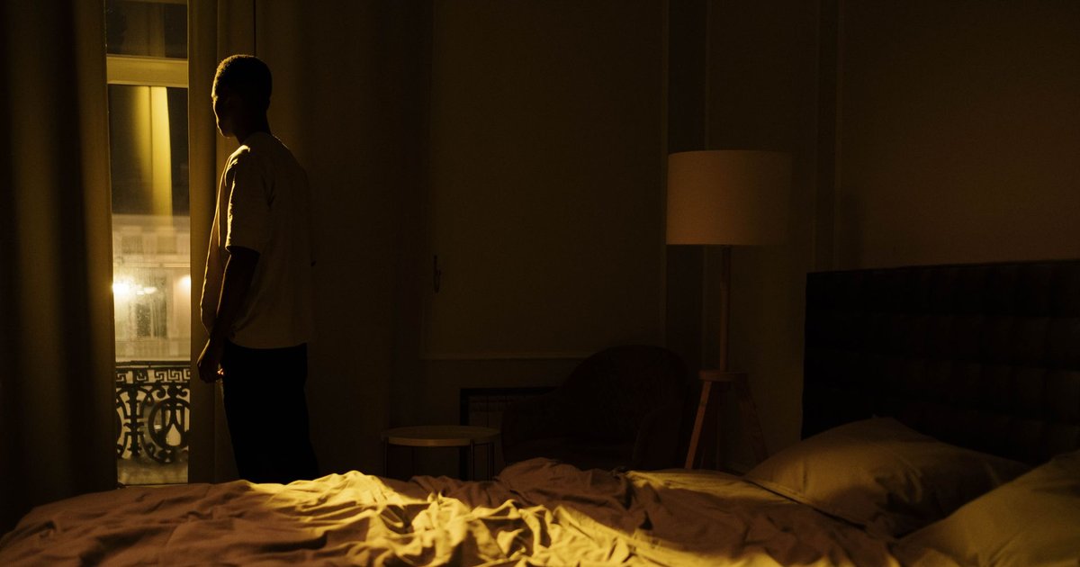 眠れずに過ごす夜、生活に支障が出ている状態のイメージ