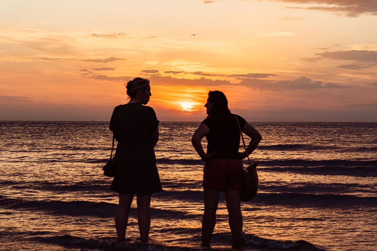 夕暮れに向き合って話す二人