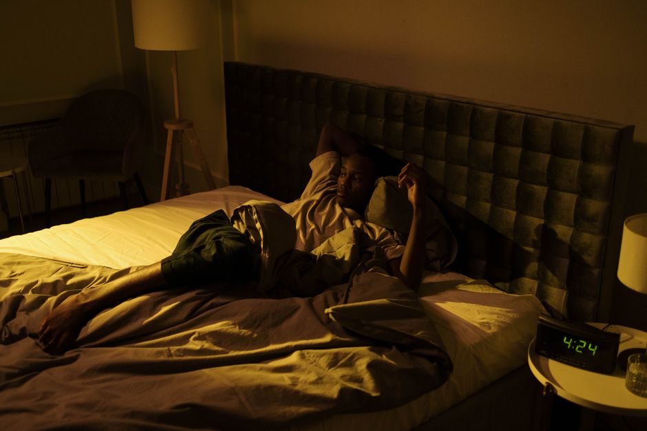 夜に眠れず考え込む女性
