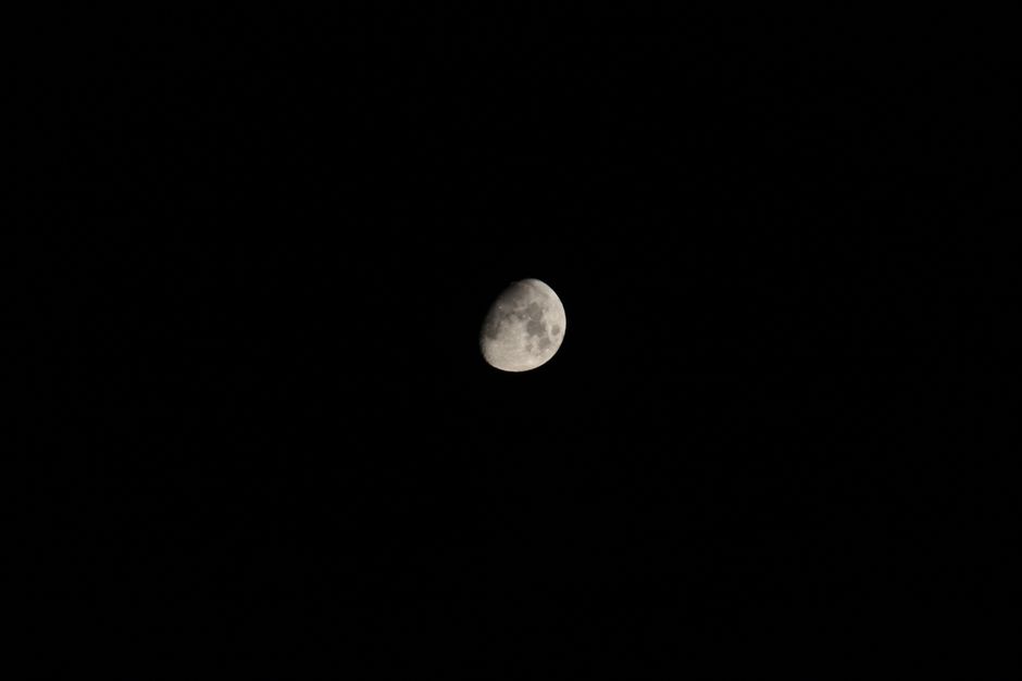 夜空に浮かぶ月